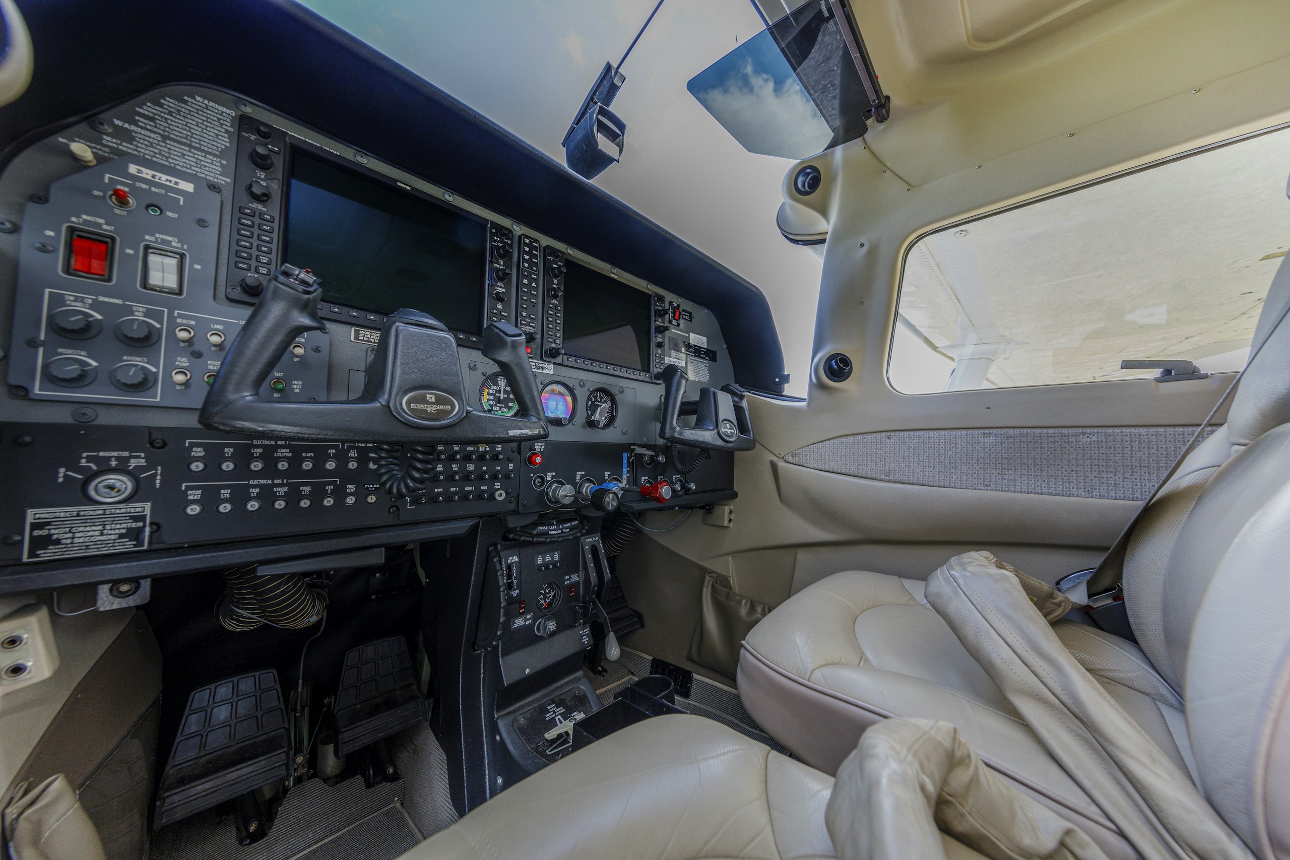 Interior de cabina Cessna con panel de instrumentos y asientos