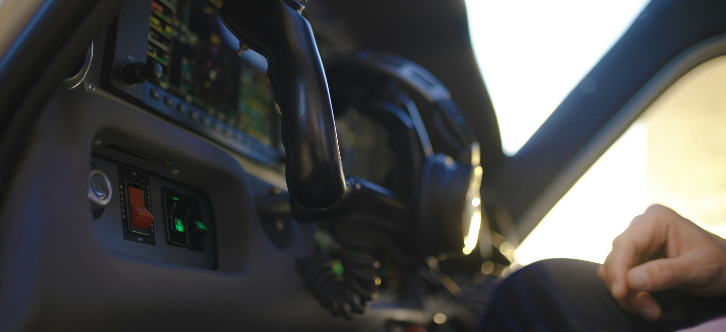 Cockpit interior con mano en controles
