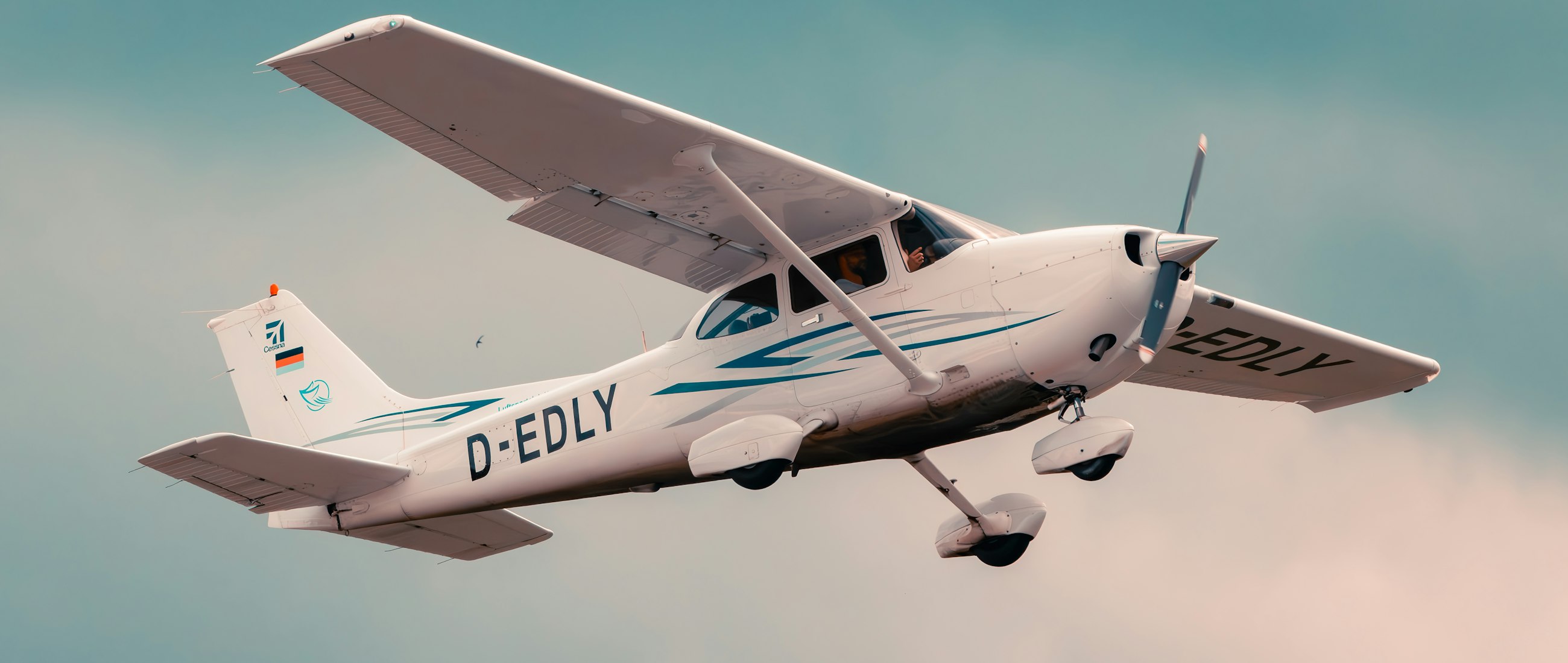 Vista real desde la cabina de un avion sobre pista